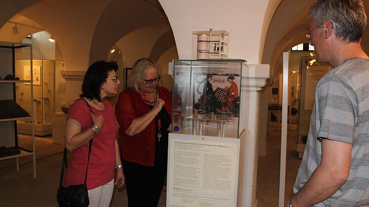 Zum internationalen Museumstag öffnete das Museum Schloss Oberschwappach seine Türen für einen kostenlosen Besuch. Maria und Holger Füglein zeigten sich angetan von den kulturellen Zeugnissen, die ihnen von Elisabeth Ambros, Mitglied im Verein "Museum Schloss Oberschwappach" nahe gebracht wurden.  Foto: Christiane Reuther