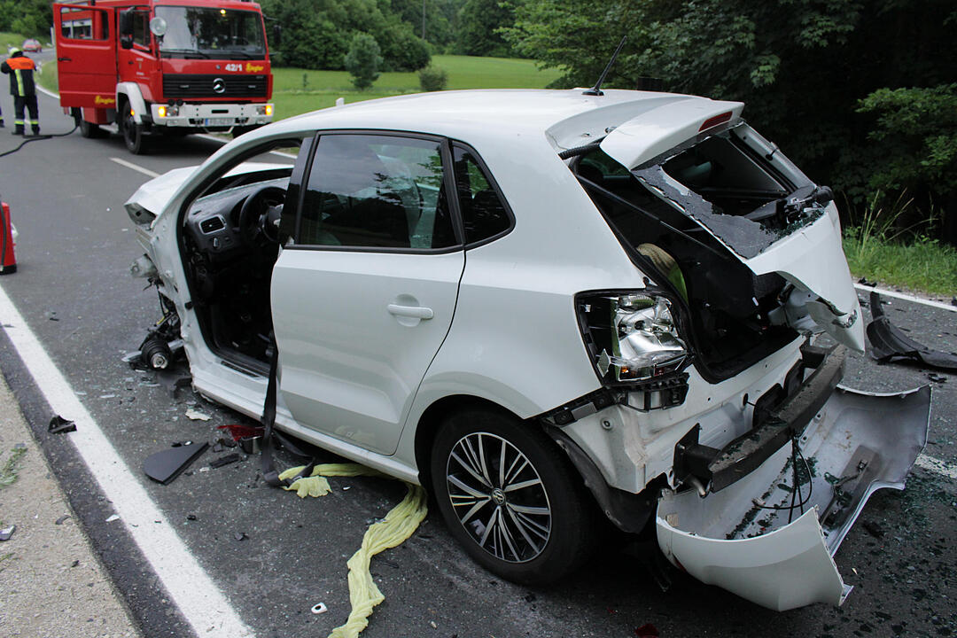 Kreis Forchheim: Autos kollidieren frontal auf B2 bei Betzenstein