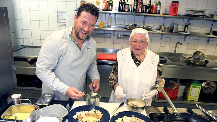 Zum Geburtstag bereitete Küchenchef Marco Hollbauer mit Vroni Bretting Lieblingsspeisen der Dasslers zu.