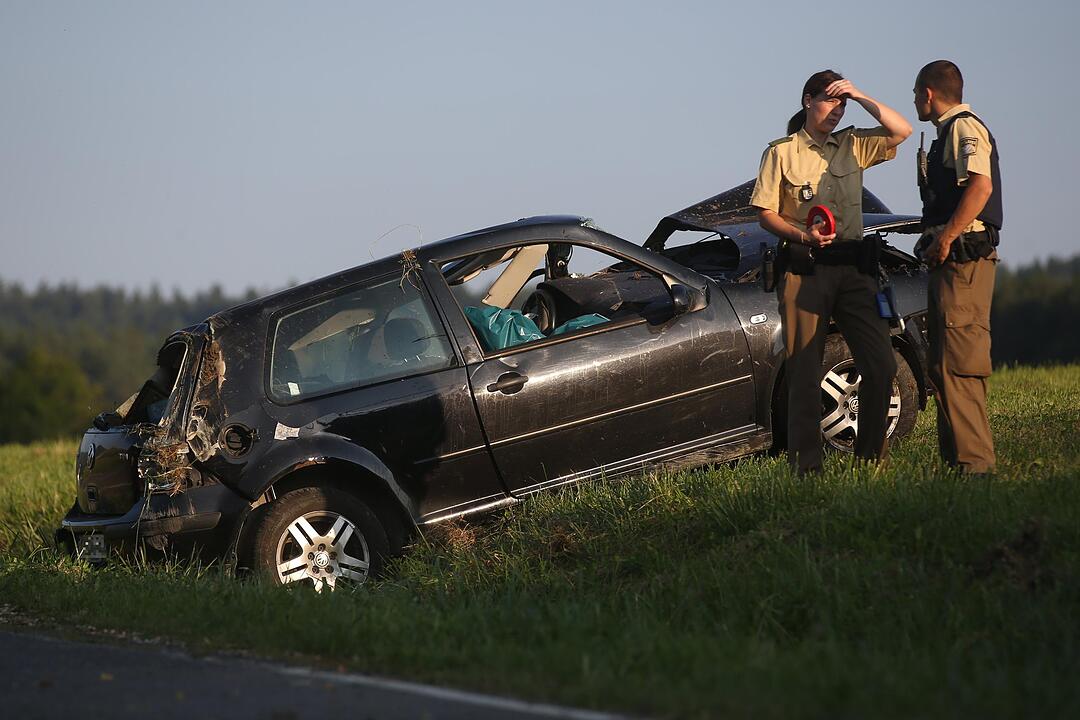 Schmerldorf: 20-Jähriger bei Unfall aus Auto geschleudert und schwerst verletzt