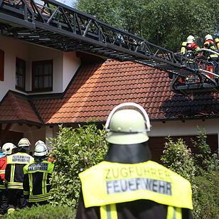 Kreis Bamberg: Brennende Mülltonnen greifen auf Garage und Wohnhaus über