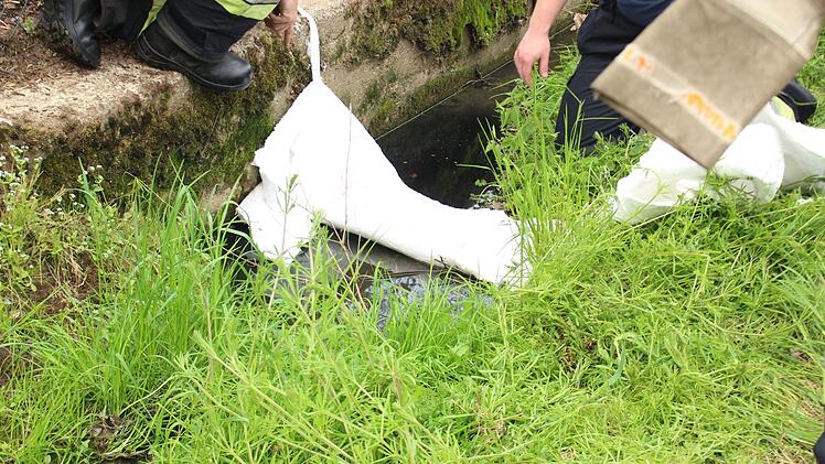 Schwerer Motorrad-Unfall in Mistelgau (Oberfranken): Am Samstagmittag krachte ein Motorrad mit einem Traktor zusammen. Der Biker erlitt schwere Verletzungen, sein Motorrad ging in Flammen auf. Foto: NEWS5 / Holzheimer