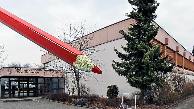 Die Sanierung der Mehrzweckhalle fällt wohl zumindest für dieses Jahr dem Rotstift zum Opfer, da die Gemeinde Rannungen nicht alle geplanten Großprojekte gleichzeitig finanzieren kann.  Foto/Collage: Dieter Britz