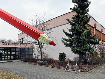 Die Sanierung der Mehrzweckhalle fällt wohl zumindest für dieses Jahr dem Rotstift zum Opfer, da die Gemeinde Rannungen nicht alle geplanten Großprojekte gleichzeitig finanzieren kann.  Foto/Collage: Dieter Britz