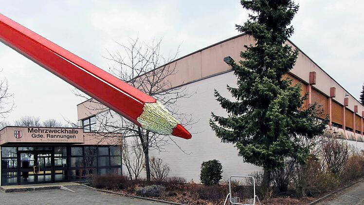 Die Sanierung der Mehrzweckhalle fällt wohl zumindest für dieses Jahr dem Rotstift zum Opfer, da die Gemeinde Rannungen nicht alle geplanten Großprojekte gleichzeitig finanzieren kann.  Foto/Collage: Dieter Britz