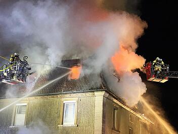 Rund 100 Einsatzkräfte  der Feuerwehren bekämpften in der Nacht zum Mittwoch den Brand in dem Mehrfamilienhaus in der Bamberger Straße in Zeil.