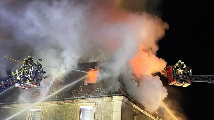 Rund 100 Einsatzkräfte  der Feuerwehren bekämpften in der Nacht zum Mittwoch den Brand in dem Mehrfamilienhaus in der Bamberger Straße in Zeil.