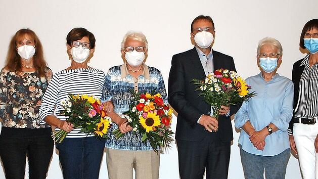 Verabschiedung langj&auml;hriger Vorstandsmitglieder beim Hospizverein (v. l.): Alfons Staudt, Sabine Schmid-Hagen, Brunhilde Zawidzki, Monika Hummel, Steffen Coburger, Barbara Popp-Heimerl, Andrea Starker und Markus Kleinhenz. Es fehlt Inge Atzpodien.