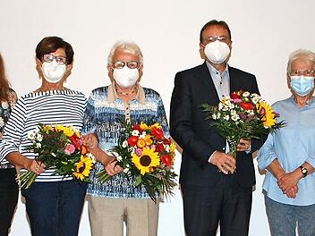 Verabschiedung langjähriger Vorstandsmitglieder beim Hospizverein (v. l.): Alfons Staudt, Sabine Schmid-Hagen, Brunhilde Zawidzki, Monika Hummel, Steffen Coburger, Barbara Popp-Heimerl, Andrea Starker und Markus Kleinhenz. Es fehlt Inge Atzpodien.