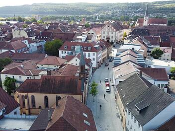 Dürfen Autos durch die Bahnhofstraße in Hammelburg künftig nur noch in Richtung Stadtmitte fahren? Diese Entscheidung fällt am Montag der Stadtrat in seiner Sitzung.