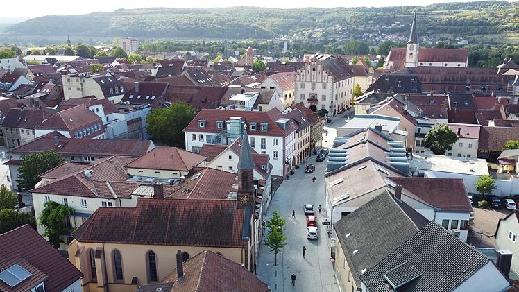 Dürfen Autos durch die Bahnhofstraße in Hammelburg künftig nur noch in Richtung Stadtmitte fahren? Diese Entscheidung fällt am Montag der Stadtrat in seiner Sitzung.