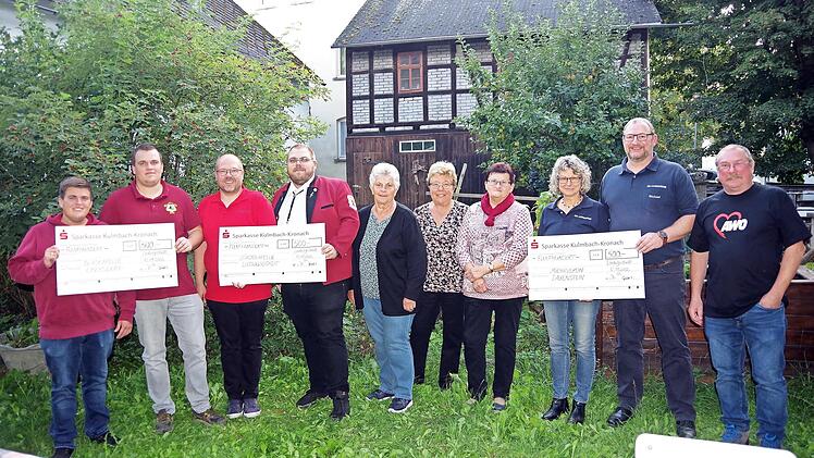 Die Awo Ludwigsstadt mit ihrem Vorsitzenden Wolfgang B&auml;r (rechts) und den Kleiderkammer-Mitarbeiterinnen (ab F&uuml;nfte von links) Sieglinde Gr&uuml;dl, Marlene Prasser und Marianne Wunderlich spendete 1500 Euro f&uuml;r die Musikvereine der Gro&szlig;gemeinde Ludwig...