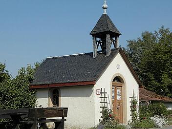 Die Kapelle der Familie Johann Schüßler (1878 - 1954) und seiner Frau Anna, geborene Vogler (1879 - 1959), Urgroßeltern der Metzgerei Schüßler in Stadtsteinach, in der Dorfmitte von Vorderreuth. Fotos: Siegfried Sesselmann