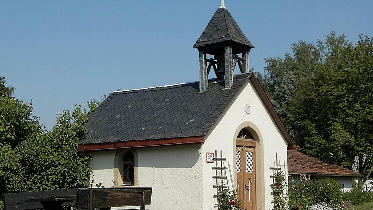 Die Kapelle der Familie Johann Schüßler (1878 - 1954) und seiner Frau Anna, geborene Vogler (1879 - 1959), Urgroßeltern der Metzgerei Schüßler in Stadtsteinach, in der Dorfmitte von Vorderreuth. Fotos: Siegfried Sesselmann