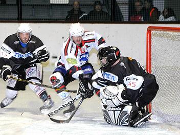 Einen starken Eindruck hinterließ Joshua Platten (rechts). Stoppen konnte der Haßfurter Goalie die Kissinger Wölfe um Viktor Ledin (Bildmitte) allerdings nicht im torreichen Unterfranken-Derby. Foto: Hopf