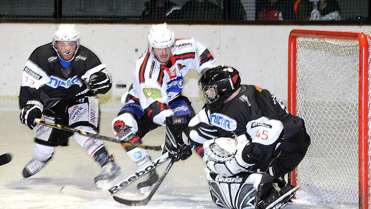 Einen starken Eindruck hinterließ Joshua Platten (rechts). Stoppen konnte der Haßfurter Goalie die Kissinger Wölfe um Viktor Ledin (Bildmitte) allerdings nicht im torreichen Unterfranken-Derby. Foto: Hopf