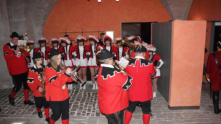 Die "Echt'n Kroniche Hous'nküh" und die Tanzgarde des ATSV Kronach zogen in den Saal.  Foto: Friedwald Schedel