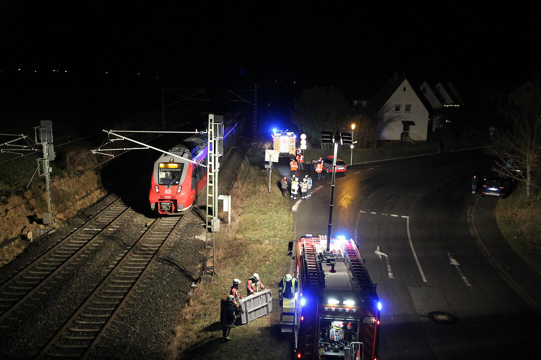 Fußgänger von Regionalbahn erfasst und schwer verletzt - Feuerwehr muss Passagiere evakuieren