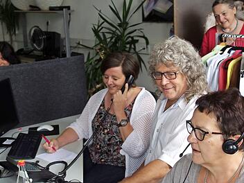 Bei Datex-Perfekt haben Chef und Mitarbeiter wieder Grund zum Lachen. Neue Aufträge wecken große Hoffnungen. Ein Kunde stellt sogar seine Textilien (r.) als Anschauungsstücke zur Verfügung, damit die Mitarbeiterinnen noch besser Auskunft darüber geben können. Im Bild (v. l.): Monika Müller, Carmen Bischoff-Neubauer, Firmenchef Helmut Schiffner, Personalchefin Inge Neubauer und Ortrud Kalb. Foto: Marco Meißner