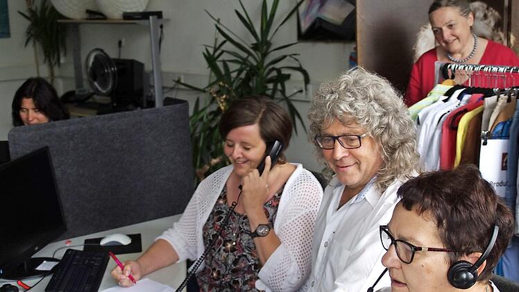 Bei Datex-Perfekt haben Chef und Mitarbeiter wieder Grund zum Lachen. Neue Aufträge wecken große Hoffnungen. Ein Kunde stellt sogar seine Textilien (r.) als Anschauungsstücke zur Verfügung, damit die Mitarbeiterinnen noch besser Auskunft darüber geben können. Im Bild (v. l.): Monika Müller, Carmen Bischoff-Neubauer, Firmenchef Helmut Schiffner, Personalchefin Inge Neubauer und Ortrud Kalb. Foto: Marco Meißner