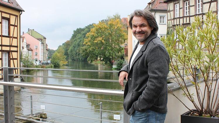 Gerald Raab am Regnitzufer, wo damals und heute das Volksfest gefeiert wird.  Foto: üp