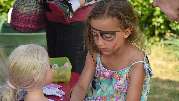 Ein bisschen Rouge und Lidschatten: Nele, sechs Jahre alt, liebt es, Puppenk&ouml;pfe zu frisieren und zu schminken. Foto: Daniela Pondelicek