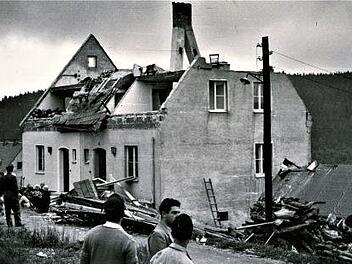 Schlimm traf es die Rennsteigklause in Kleintettau. Das Dach und das obere Stockwerk wurden völlig zerstört.        Repro: Gerd Fleischmann