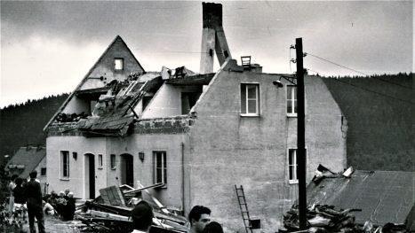 Schlimm traf es die Rennsteigklause in Kleintettau. Das Dach und das obere Stockwerk wurden völlig zerstört.        Repro: Gerd Fleischmann