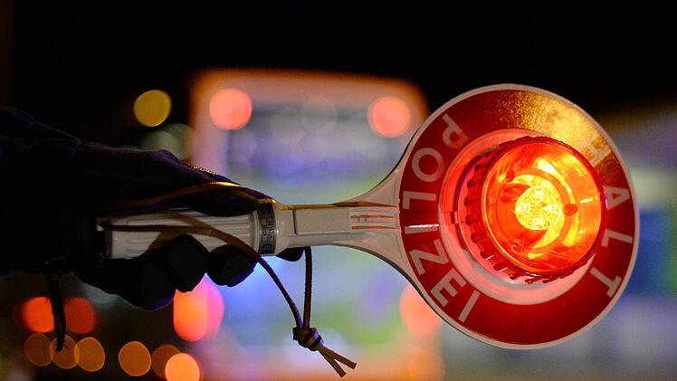 Die Verkehrspolizei Erlangen stoppte einen Sattelzug mit drei v&ouml;llig abgefahrenen Reifen. Symbolfoto: Patrick Seeger/dpa