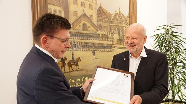 B&uuml;rgermeister Armin Warmuth &uuml;berreicht Hans-Josef Fell (rechts) die Ehrenb&uuml;rgerschaftsurkunde.Foto: Arkadius Guzy