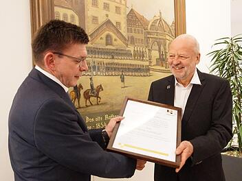 Bürgermeister Armin Warmuth überreicht Hans-Josef Fell (rechts) die Ehrenbürgerschaftsurkunde.Foto: Arkadius Guzy