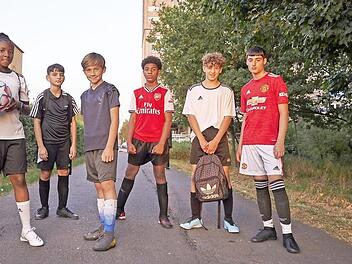 Eine Straßenfußballmannschaft aus Paris ist Teil eines Kurzfilms, mit dem die Aktion startete.  Foto: pr