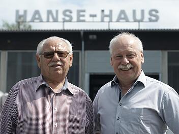 Erwin Beck (links) und Leo Büchner vor Werk I der "Hanse" in Unterleichtersbach. Dort begann die Karriere der beiden Schondraer bei der Firma, die vor 60 Jahren in die Rhön zog.