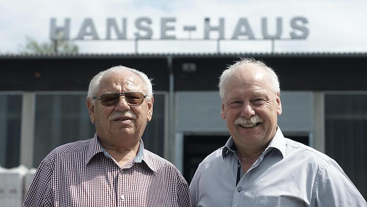Erwin Beck (links) und Leo Büchner vor Werk I der "Hanse" in Unterleichtersbach. Dort begann die Karriere der beiden Schondraer bei der Firma, die vor 60 Jahren in die Rhön zog.