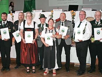 Auf dem Bild sind 3. Bezirksschützenmeister Gottfried Hörning (von links), 3. Landesschützenmeister Hans Hainthaler, Kleine Ehrennadel des BSSB (Bayerischer Sportschützenbund) Andreas Kleineberg, Große Ehrennadel des BSSB (Bayerischer Sportschütze...