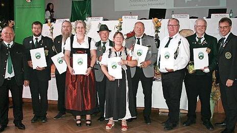Auf dem Bild sind 3. Bezirksschützenmeister Gottfried Hörning (von links), 3. Landesschützenmeister Hans Hainthaler, Kleine Ehrennadel des BSSB (Bayerischer Sportschützenbund) Andreas Kleineberg, Große Ehrennadel des BSSB (Bayerischer Sportschütze...