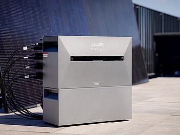 Die Solarbank 3 E2700 Pro - hier mit einem Erweiterungsakku – vereint moderne Technik und hohe Kapazität.