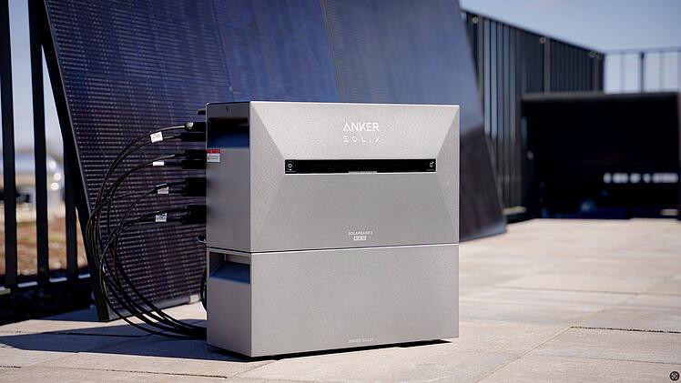 Die Solarbank 3 E2700 Pro - hier mit einem Erweiterungsakku - vereint moderne Technik und hohe Kapazität.