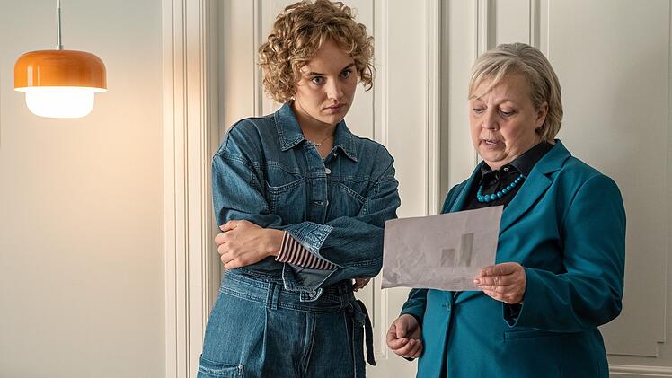 Talia (Gabriela Maria Schmeide, rechts) erkl&auml;rt Lisa (Luise von Finckh): Eine Anwaltskanzlei f&uuml;hren, das hat auch etwas mit Verantwortung zu tun. Es m&uuml;ssen ja auch Rechnungen und Geh&auml;lter bezahlt werden.