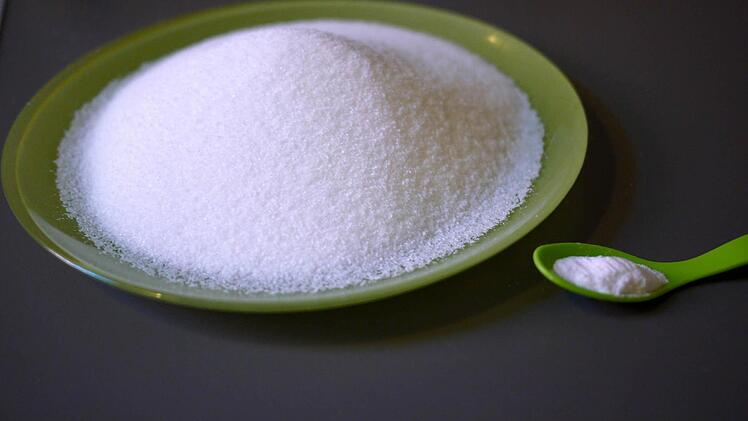 Ein Traum für Diabetike, Übergewichtige und Menschen mit Zahnproblemen: Ein Löffel Stevia-Süßstoff ist so süß, wie eine ordentliche Portion Zucker, hat aber keine Kalorien und verursacht kein Karies. Foto: dpa
