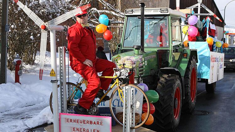 Erneuerbare Energien sind auch in Stockheim gefragt. Der Frontmann tritt in die Pedale und macht viel Wind., Ob das den Traktor antreibt?