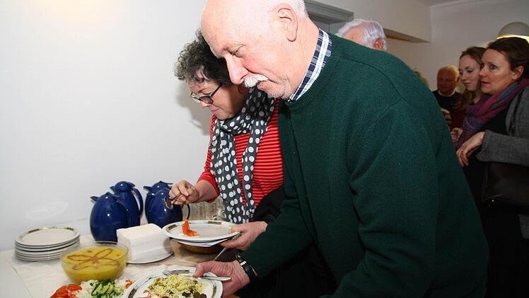 Die Gäste lassen sich die iranischen Spezialitäten schmecken.s