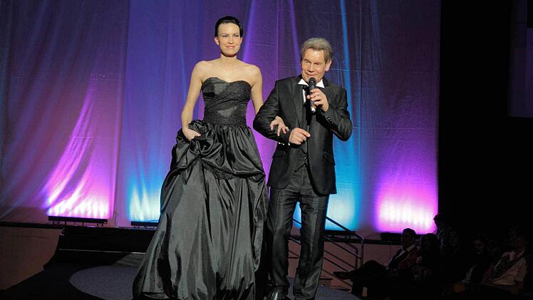 Model Nadja mit dem Abendkleid und Peter-Alexander Ostrowsky. Foto: Merzbach