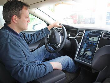 Mario Münch sitzt in seinem Elektroauto, das eine Reichweite von rund 500 Kilometer hat.