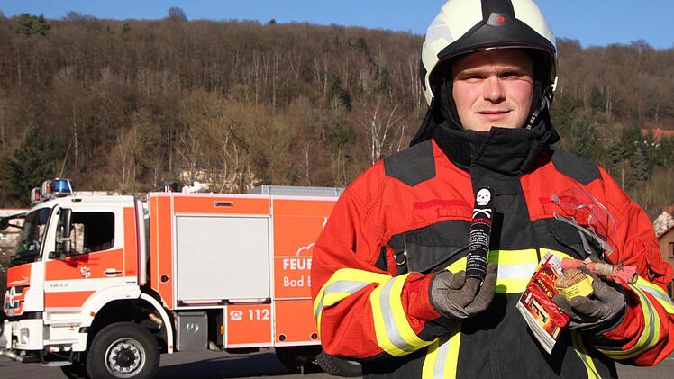 Jugendwart Marius Fischer macht klar: Vorsicht bei Blindgängern und Finger weg von illegalen Sprengkörpern! Foto: Ulrike Müller