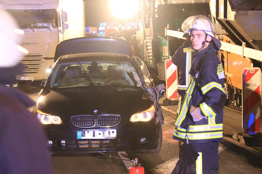 Auto prallt auf B505 gegen Teermaschine