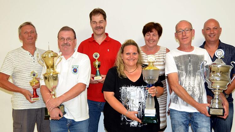 Die drei besten Bogenschützen Marian Rudek (von links), Willi Wolf und Jürgen Wohlfahrt, dann Katja Schmitt, Manuela Schmidt, Jochen Zehe und Michael Franz waren die besten Dorfschützen. Foto: Peter Rauch