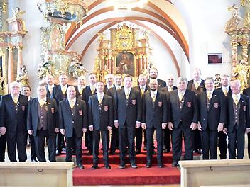 Der Männerchor der Sängervereinigung "Edelweiß" Windheim freut sich auch im Doppeljubiläumsjahr auf das Konzert zugunsten des Hospizvereins Kronach - rechts Dirigent Markus Häßler. Foto: K.- H. Hofmann