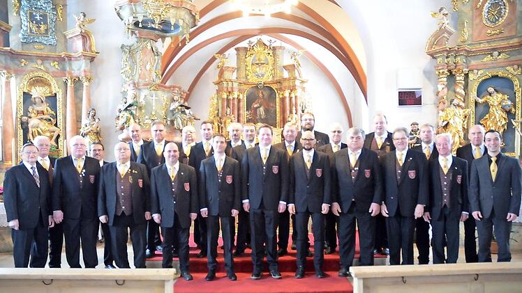 Der Männerchor der Sängervereinigung "Edelweiß" Windheim freut sich auch im Doppeljubiläumsjahr auf das Konzert zugunsten des Hospizvereins Kronach - rechts Dirigent Markus Häßler. Foto: K.- H. Hofmann