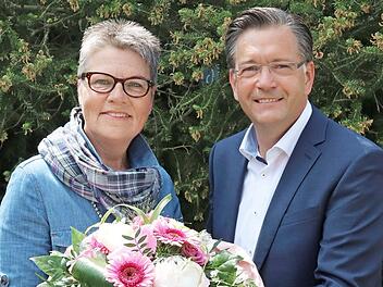 Bürgermeister Karsten Fischkal (FW) überreichte seiner Stellvertreterin Jutta Köhler zum Zehnjährigen einen Blumenstrauß. Foto: Johanna Blum